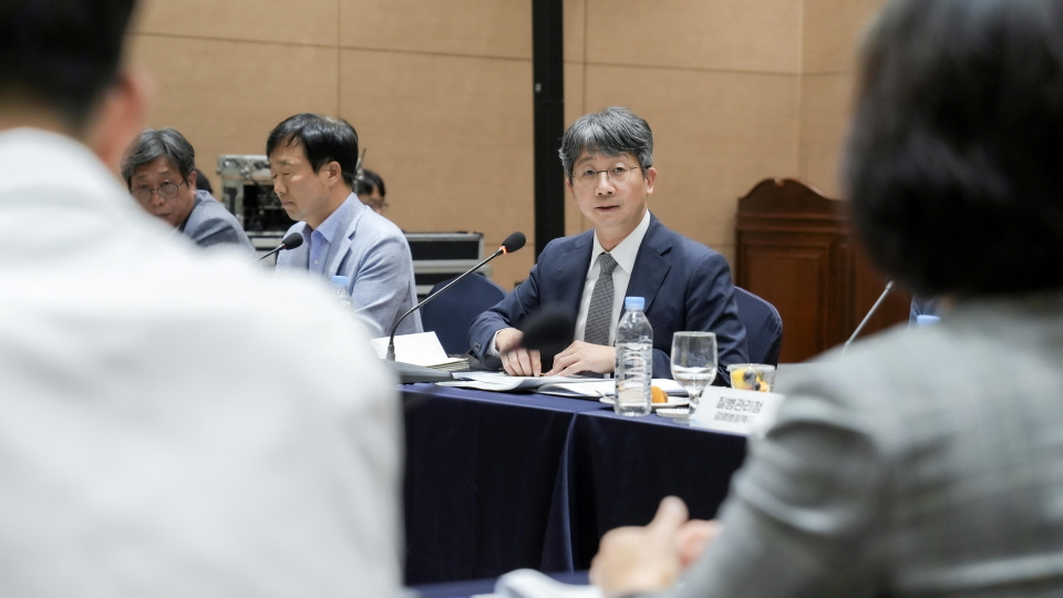 국가 원헬스 감염병통합관리 협의회 제1차 회의에서 참석자들과 감염병 통합관리 방안 및 협략체계 구축에 대해 논의하고 있는 질병관리청 임승관 청장